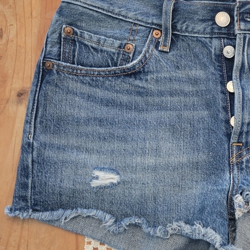 Levi Shorts - Picture 3 of 5